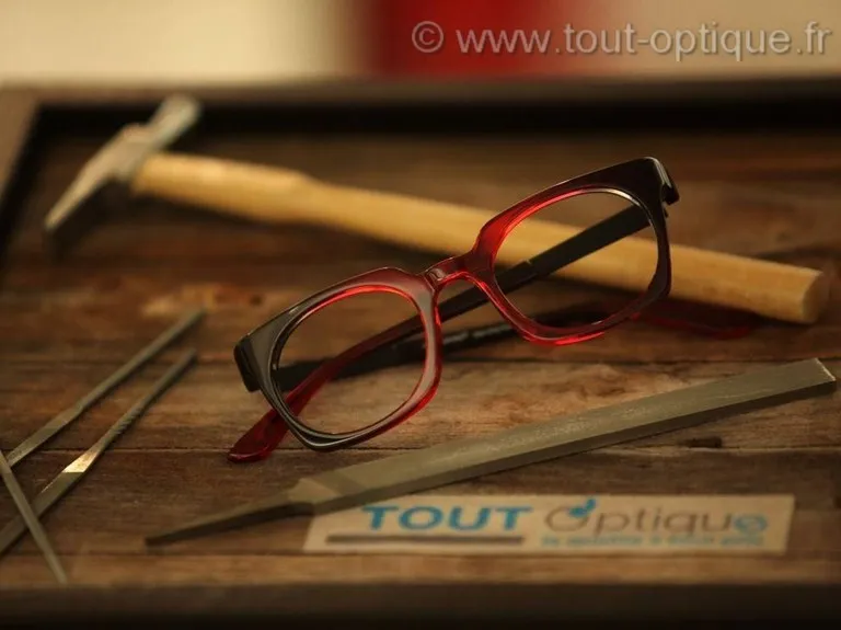 Lunette originale faite main sur plateau