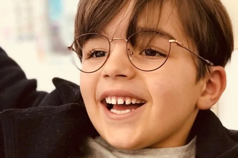 Enfant qui porte les lunettes de chez TOUT'Optique