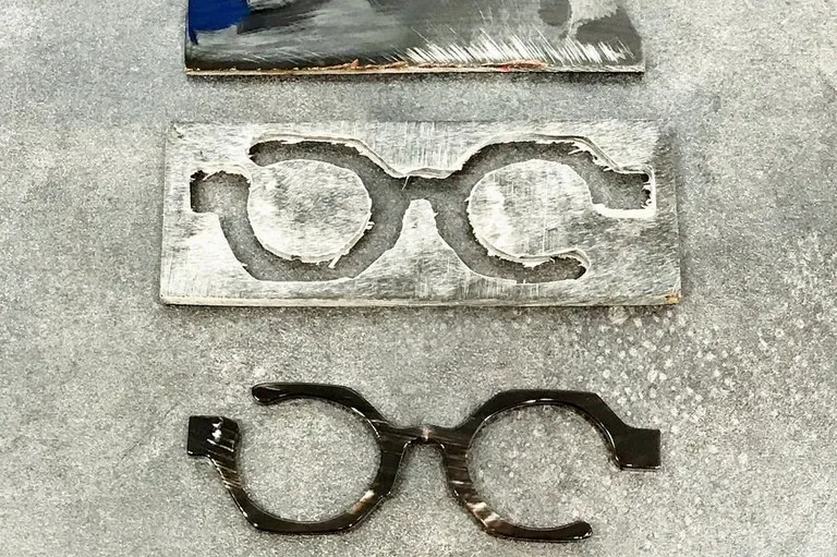 étapes de découpe d'une face en corne de buffle