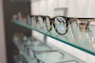 étagère en verre avec lunettes de vue à Nanterre - Ville et Rueil malmaison