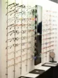 Offre commerciale, 2ème paire gratuite chez TOUT'Optique, Opticien à Rueil Malmaison. On y voit un mur de lunettes avec un large choix de montures optiques.
